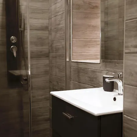 Apartman 116, Host