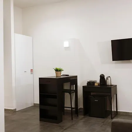Apartman 116, Host