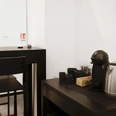 Apartman 116, Host *