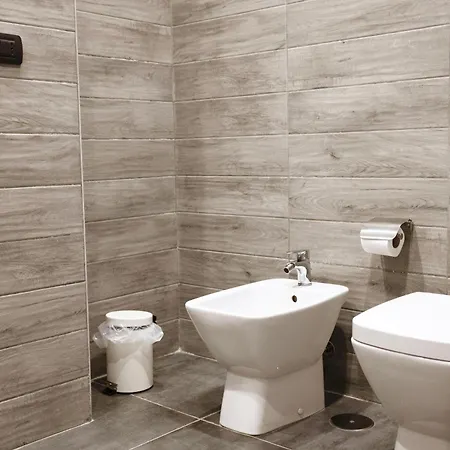 Apartman 116, Host Nápoly