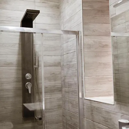 Apartman 116, Host